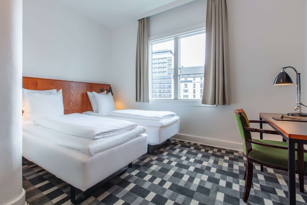 Standard Room, 2 Twin Beds, Non Smoking thumbnail 5