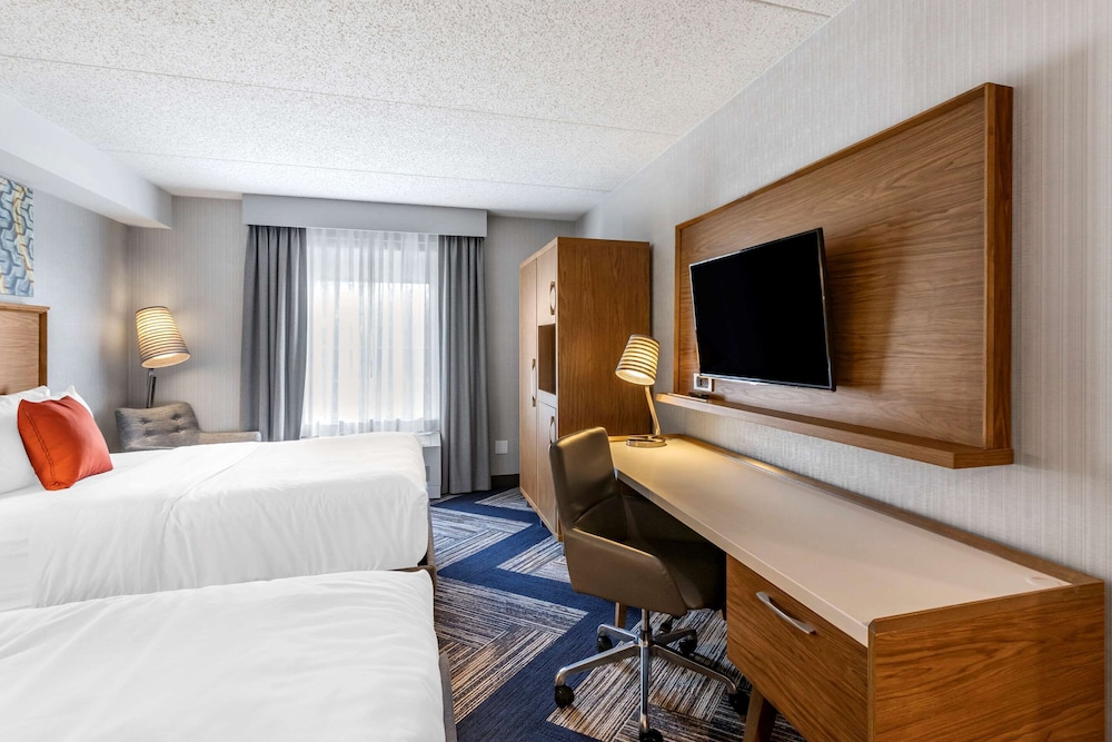 Quadruple Room - Away from Street - Non-smoking photo 3