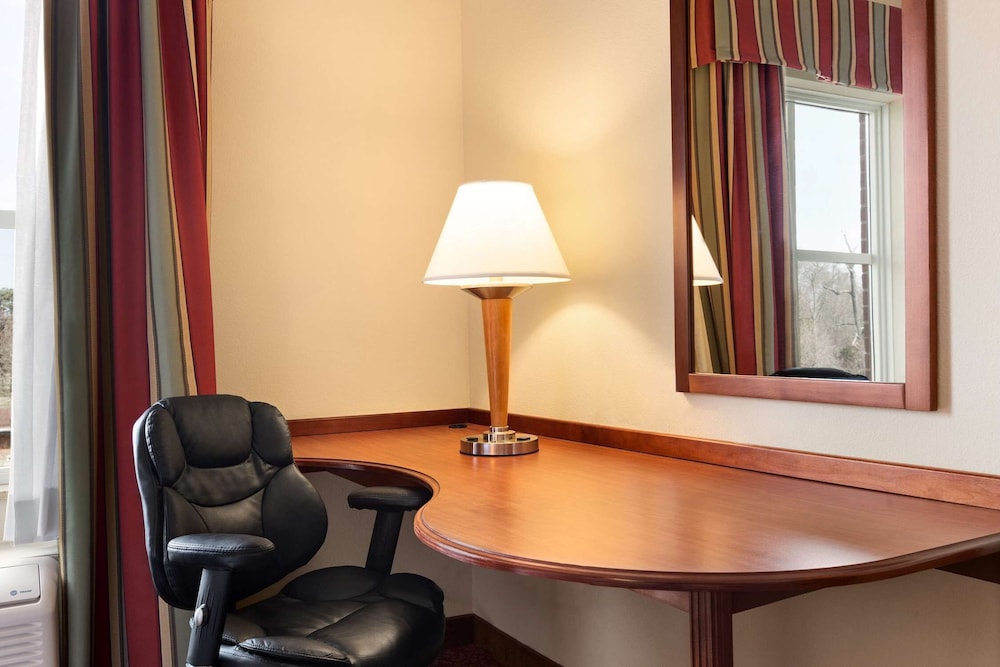 Signature Studio Suite, 1 King Bed with Sofa bed - Photo 7