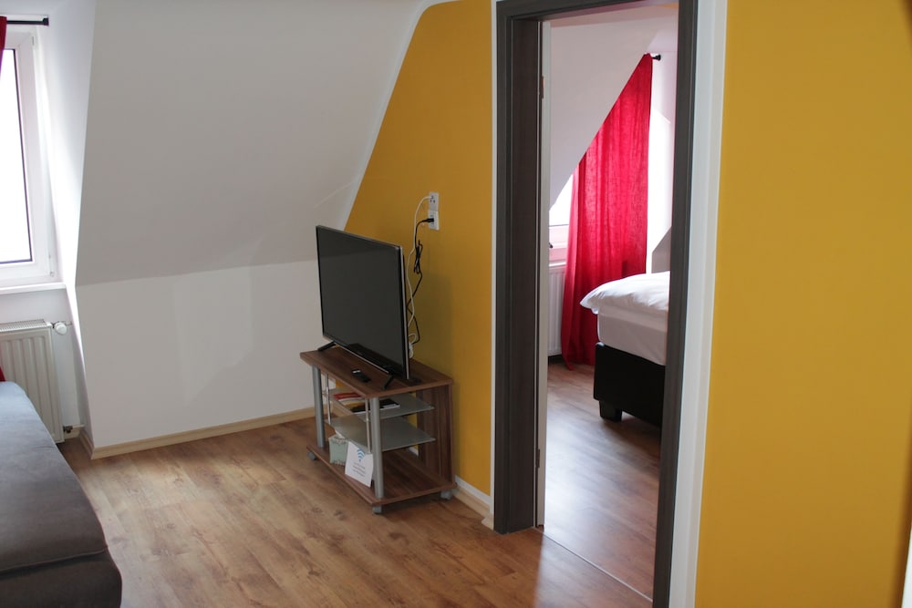 Comfort Suite, 1 Queen Bed with Sofa bed (8 Iris) photo 2