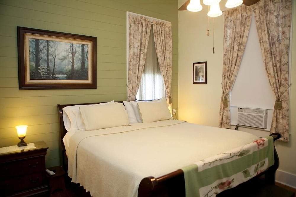 Deluxe Room, 1 King Bed (Pacific) photo 1