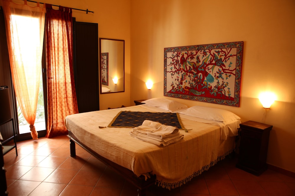 Family Room, Private Bathroom - Photo 3