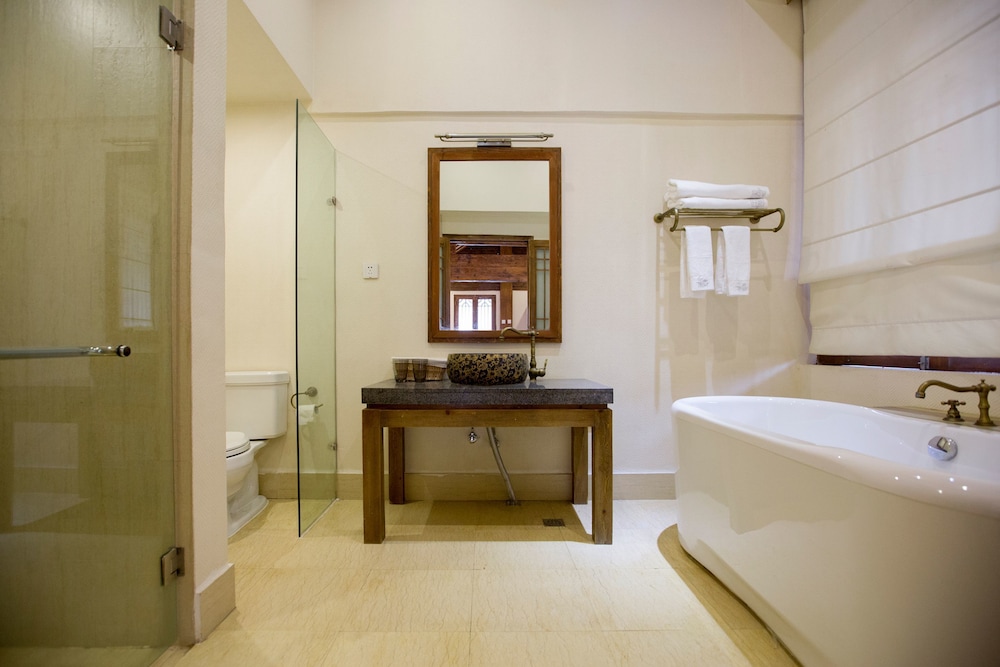 Deluxe Room with Bathtub and Balcony photo 2