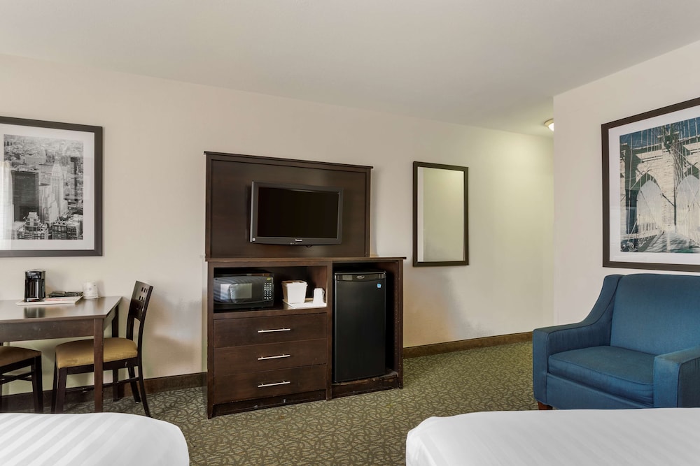 Business Room, 2 Queen Beds, Non Smoking, Microwave photo 2