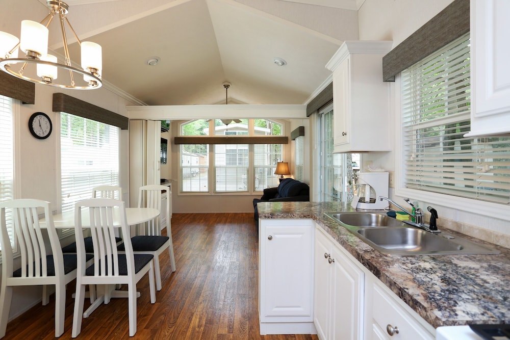 Cottage, 1 Bedroom (Loft, Linens Available) photo 2