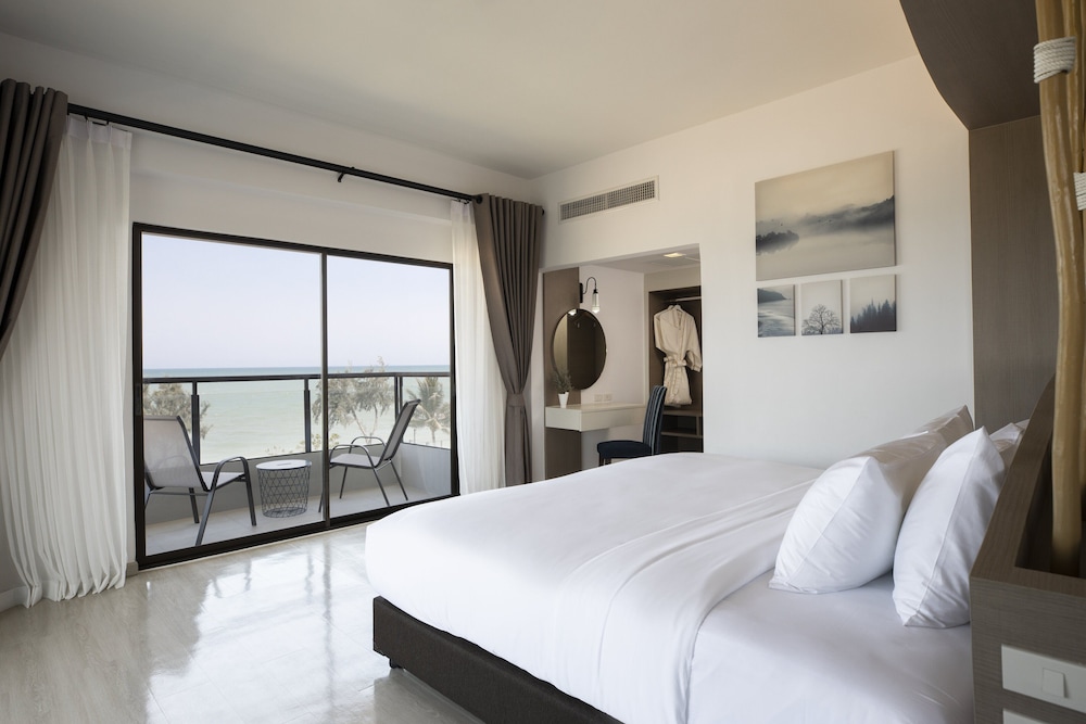 Suite, 1 King Bed (Ocean) - Photo 1