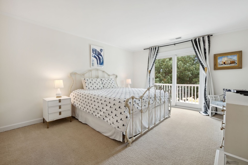 House, 6 Bedrooms photo 2