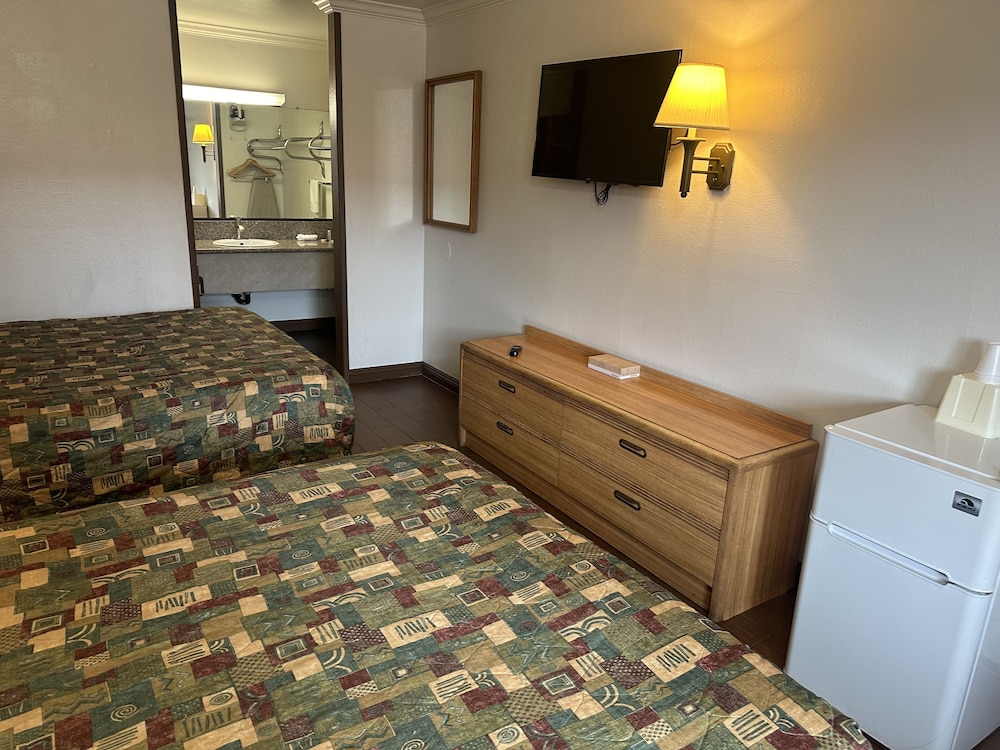 Basic Room, 2 Queen Beds, Smoking photo 3