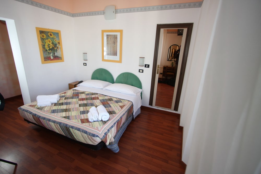 Standard Double or Twin Room, Ensuite photo 2