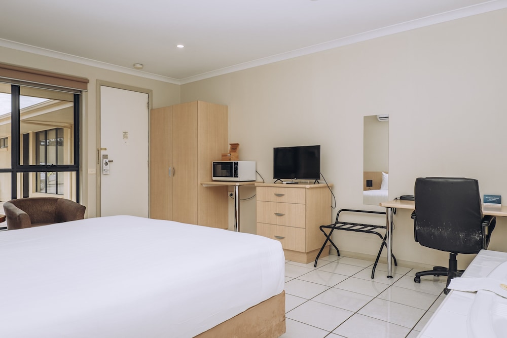 Standard Room, 1 King Bed, Jetted Tub, Ground Floor photo 3