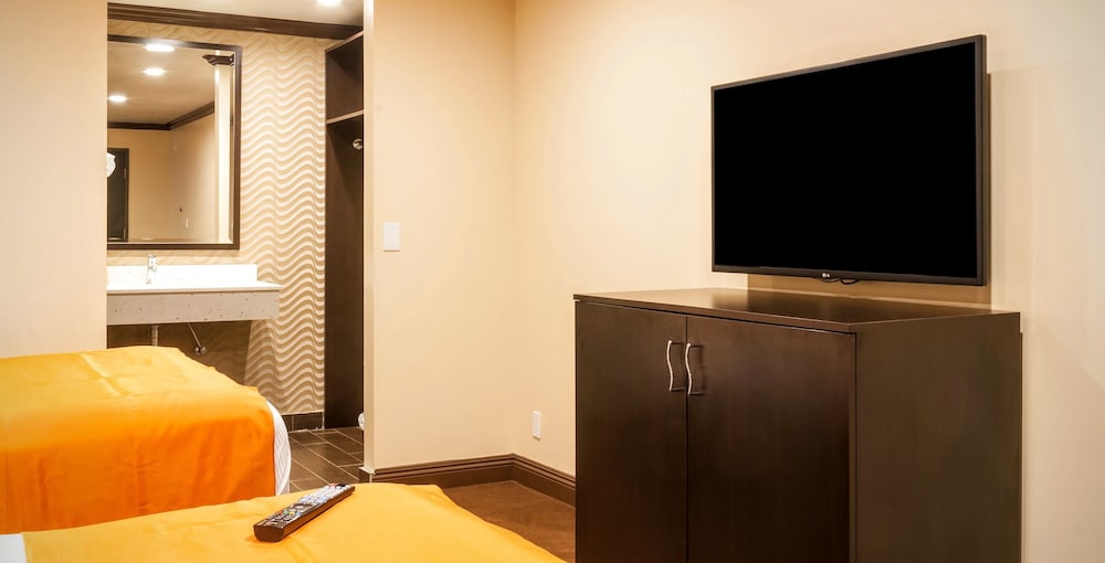 Deluxe Room With 2 Queen Beds - Photo 4