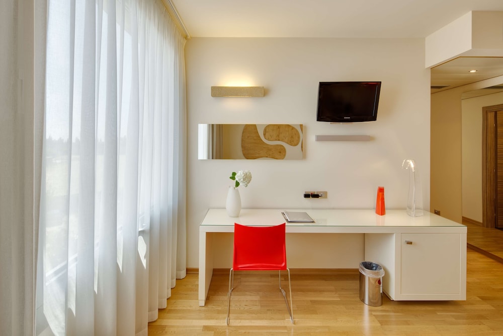 Junior Suite, 1 King Bed (Living Room) - Photo 4