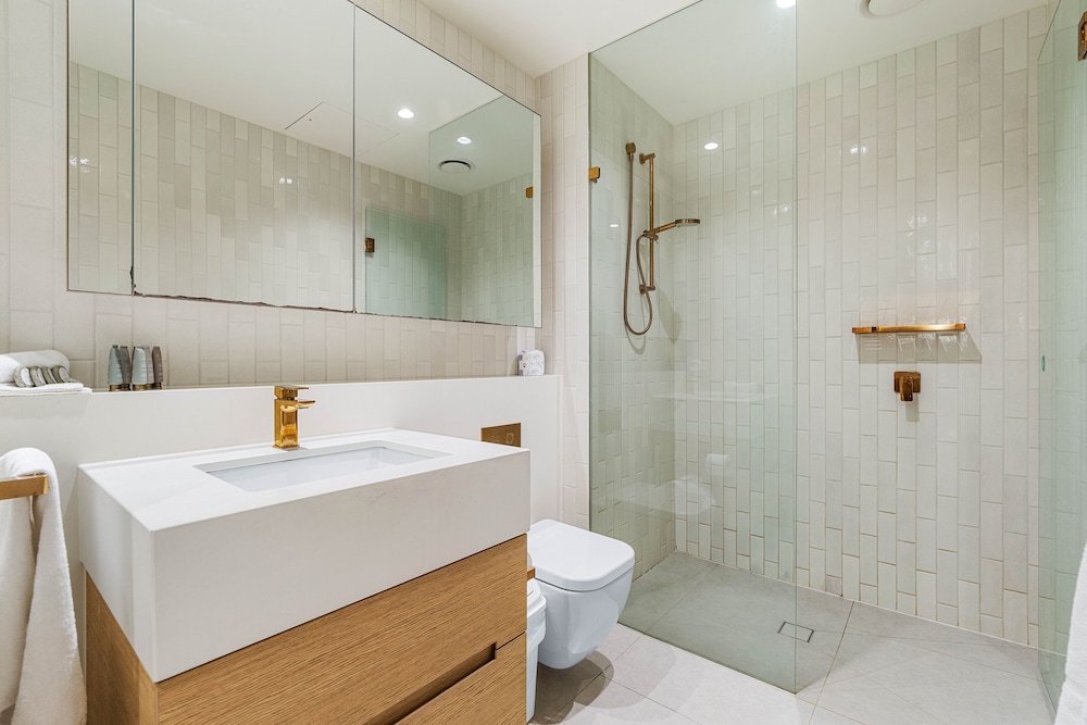 3 Bedroom 2 Bathroom Apartment - Photo 3