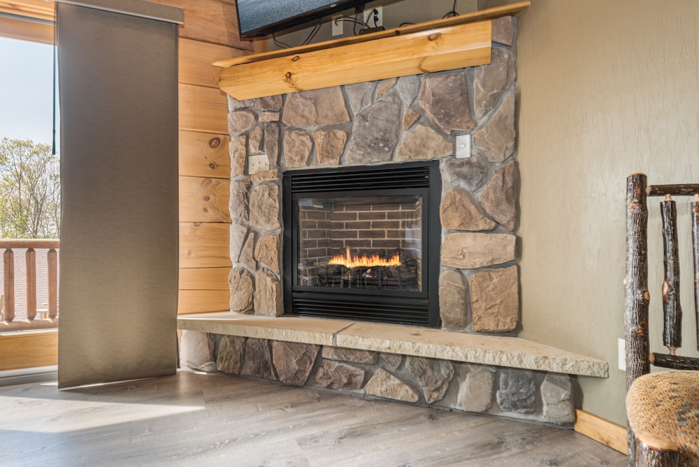 C 49L - Comfort Cabin, 2 Queen beds, Pet Friendly, Mountainside (May hear neighbors) photo 3