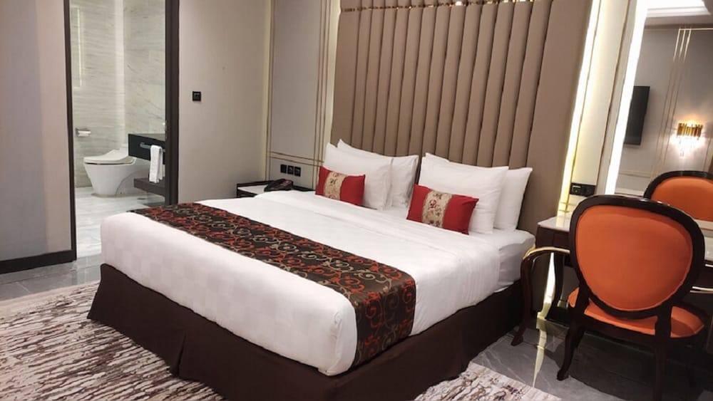 Suite - Photo 1