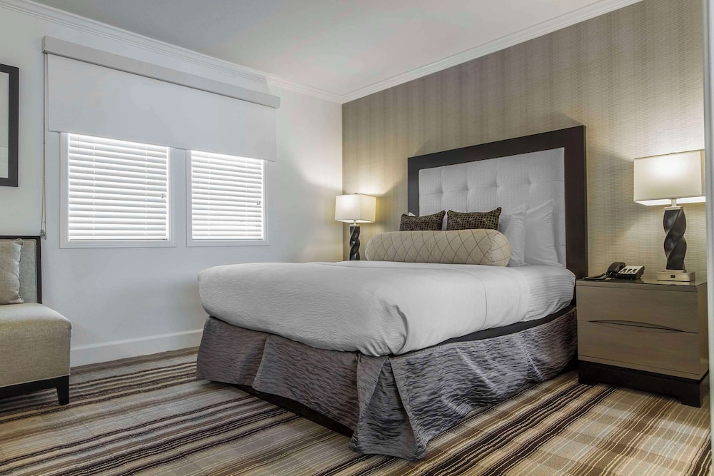 Suite, 1 Queen Bed, Non Smoking - Photo 3