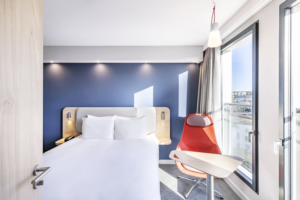 Standard Room, 1 Queen Bed (Free Breakfast) - Photo 2