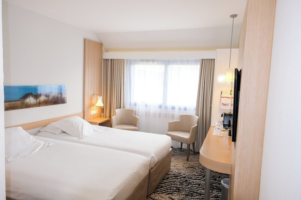 Classic Twin Room, Pool Access, City View - Photo 1