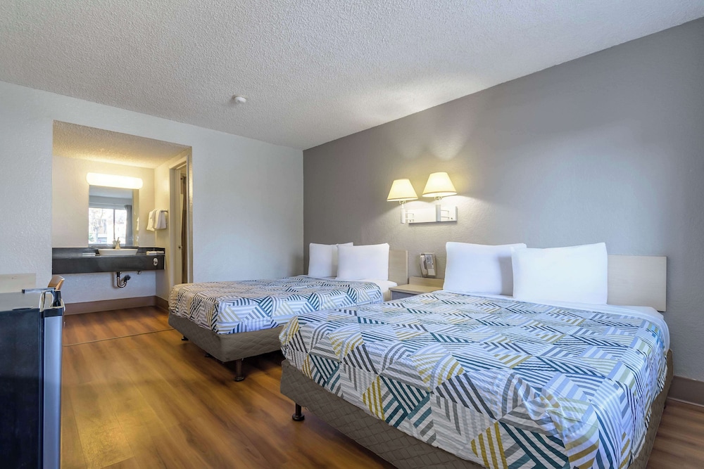Deluxe Room, 2 Queen Beds, Refrigerator & Microwave photo 1