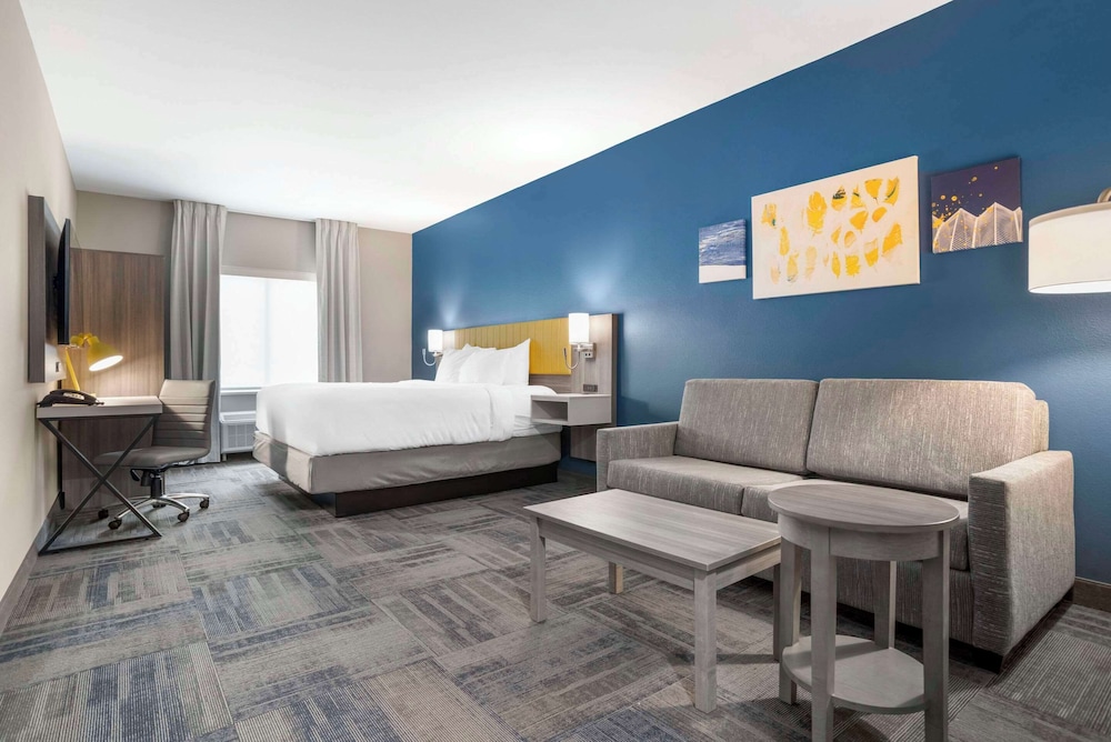 Suite, 1 King Bed, Accessible, Non Smoking - Photo 1
