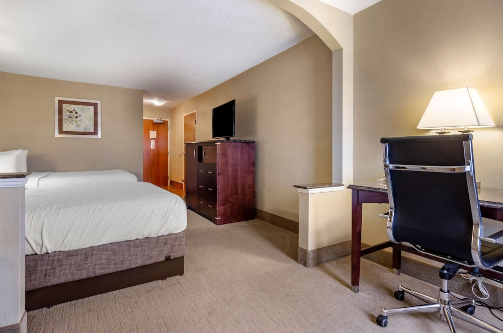 Standard Room, 2 Queen Beds, Non Smoking, Refrigerator & Microwave (with Sofabed) - Photo 1