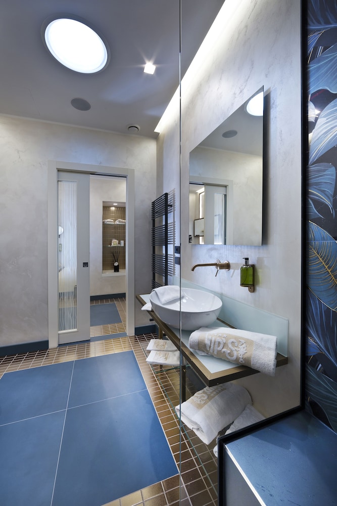 Sapphire Suite with Spa access - Photo 9