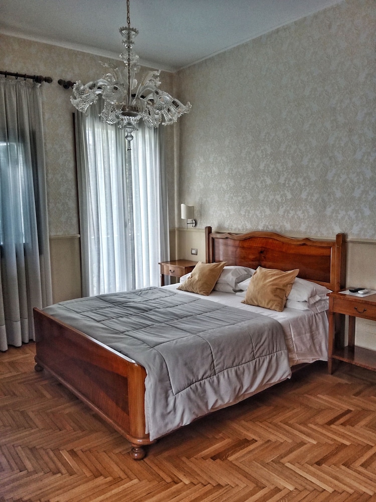 Deluxe Suite, Bathtub, Garden View photo 1