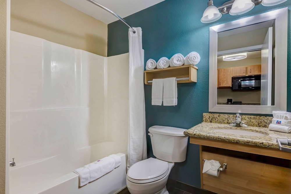 Deluxe Room, 1 King Bed, Non Smoking, Kitchenette - Photo 9