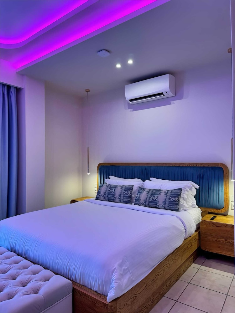 Etherial Suite with Indoor & Outdoor Jetted Tub photo 2