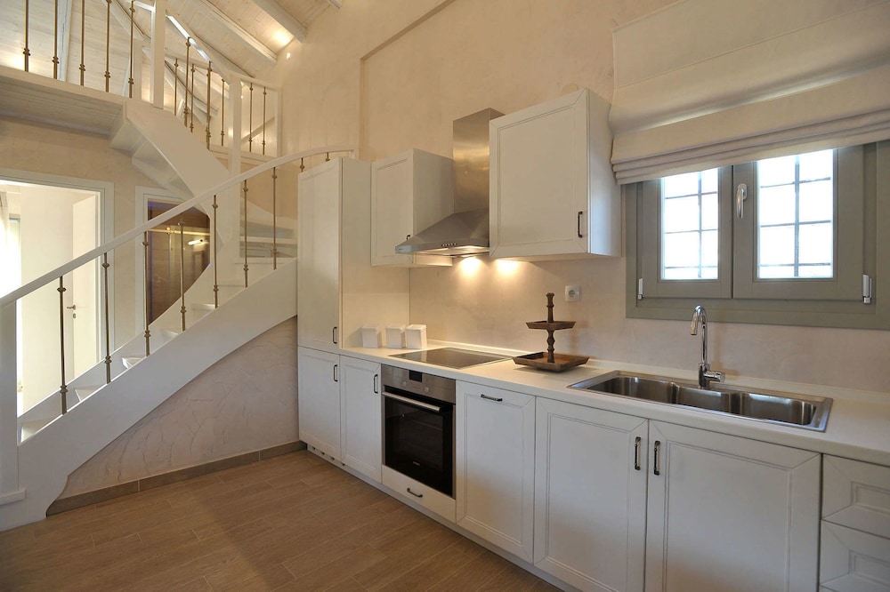 Villa (White) photo 3