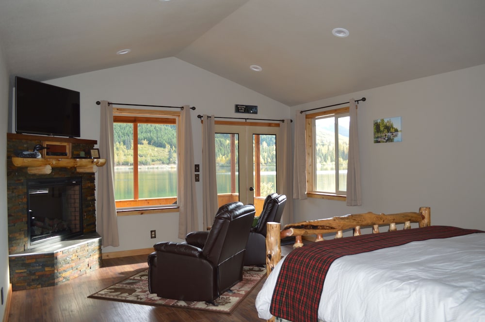 Premium Cottage, 1 King Bed, Lake View, Lakeside photo 3