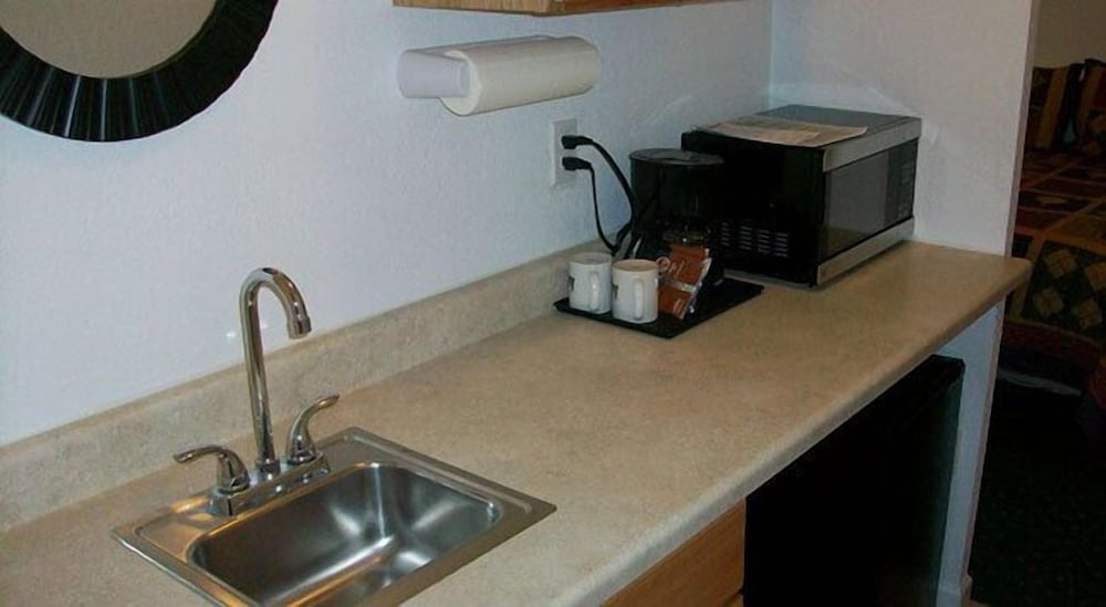Standard Room, 1 Queen Bed, Non Smoking (Motel Room with Kitchenette) photo 1
