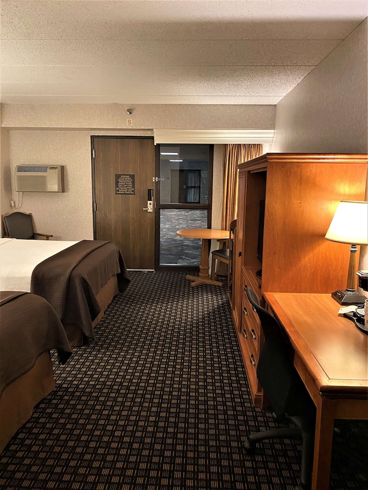 Standard Room, 2 Queen Beds, Refrigerator & Microwave, Poolside - Photo 4