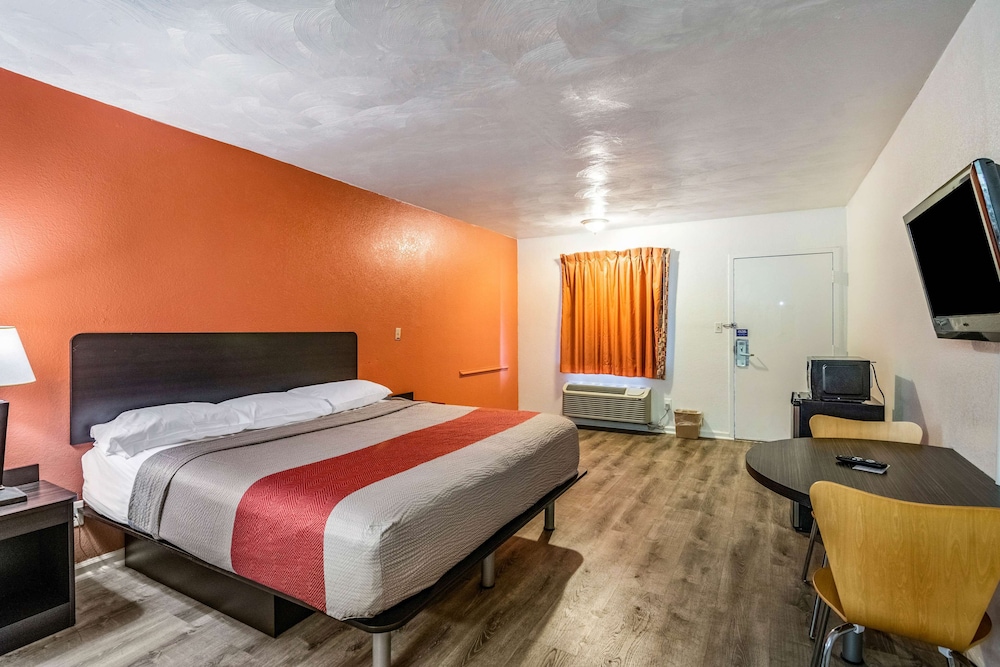 Deluxe Room, 1 King Bed, Non Smoking, Refrigerator & Microwave - Photo 8