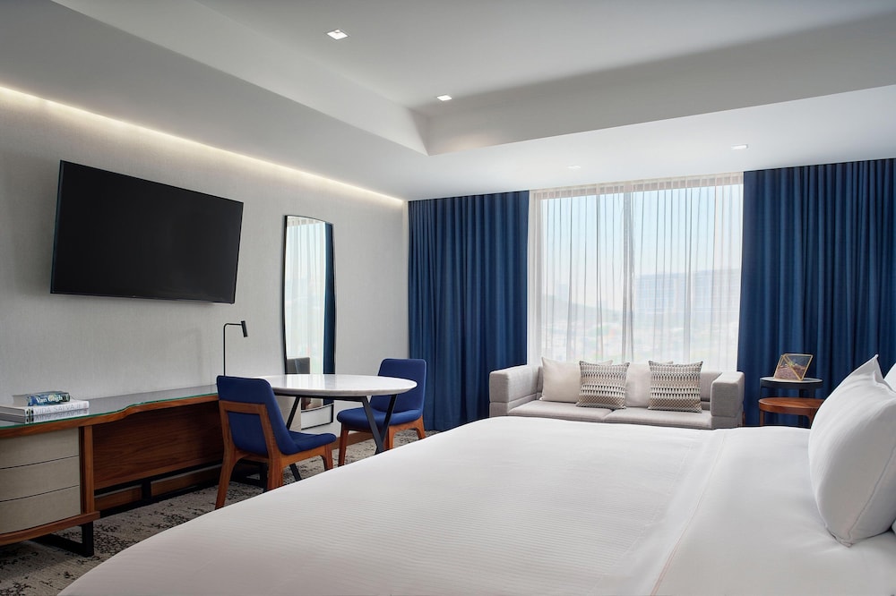 Premium Room, 1 King Bed, City View