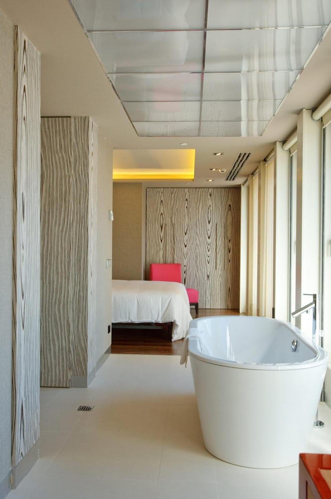 Suite - Photo 12