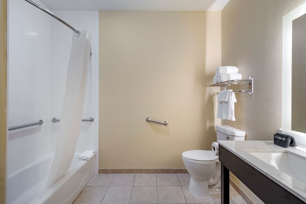 Suite, 1 King Bed, Accessible, Bathtub - Photo 4