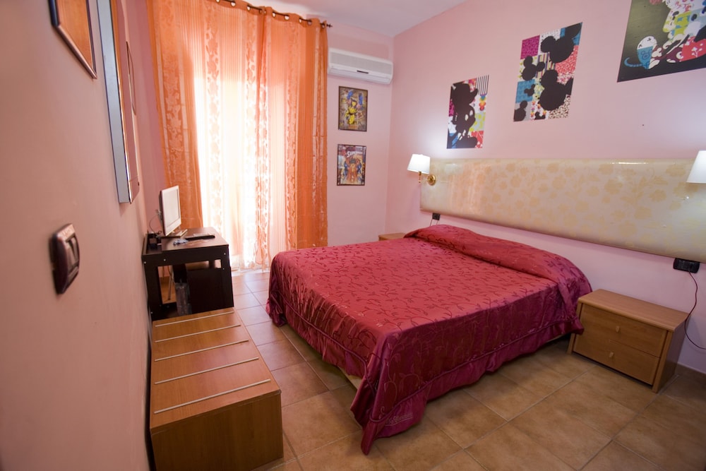 Standard Double Room - Photo 11