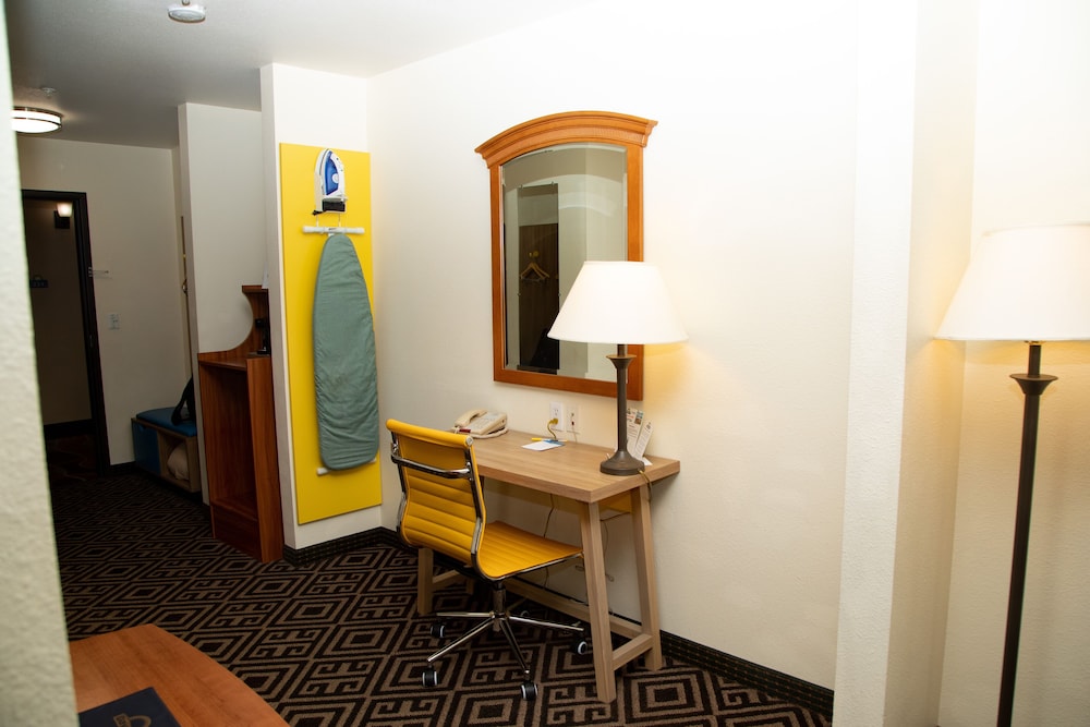 Suite, 1 King Bed - Photo 8