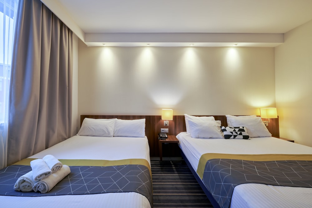 Standard Room, Multiple Beds (Free Breakfast) thumbnail 6