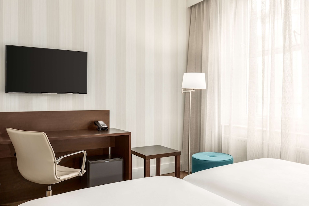 Family Quadruple Room (New Style, 3 Adults + 1 Child)
