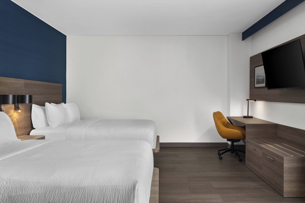 Suite, 2 Queen Beds (Walk-In Shower)