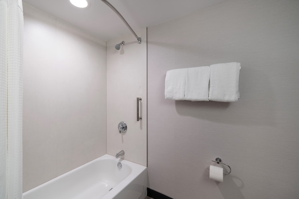Room, 2 Queen Beds (Hearing Accessible) - Photo 5
