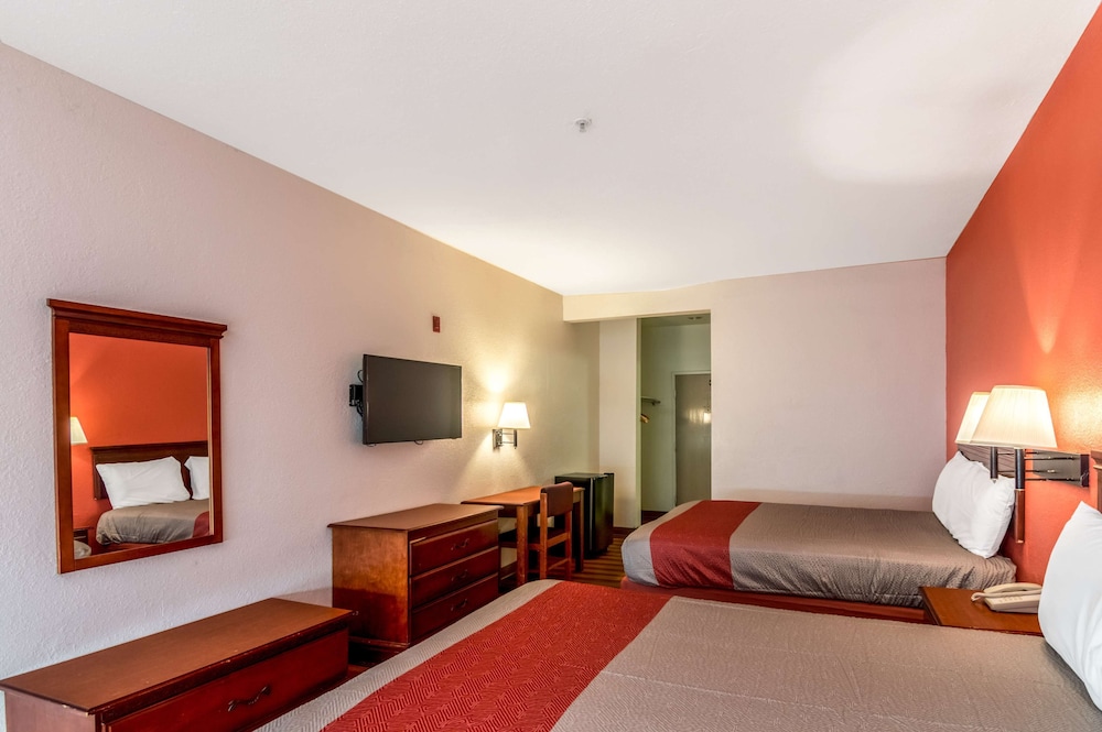Standard Room, 2 Queen Beds, Smoking - Photo 2