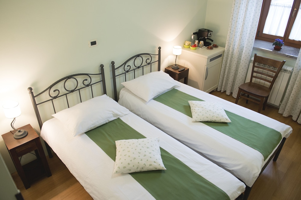 Room (3)