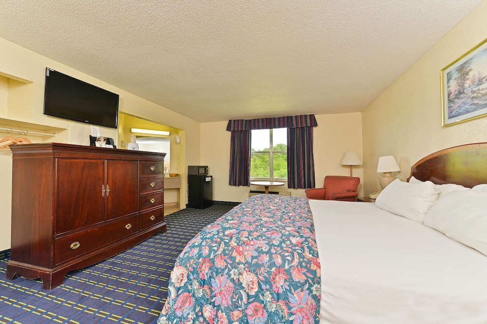Room, 1 King Bed, Smoking - Photo 1