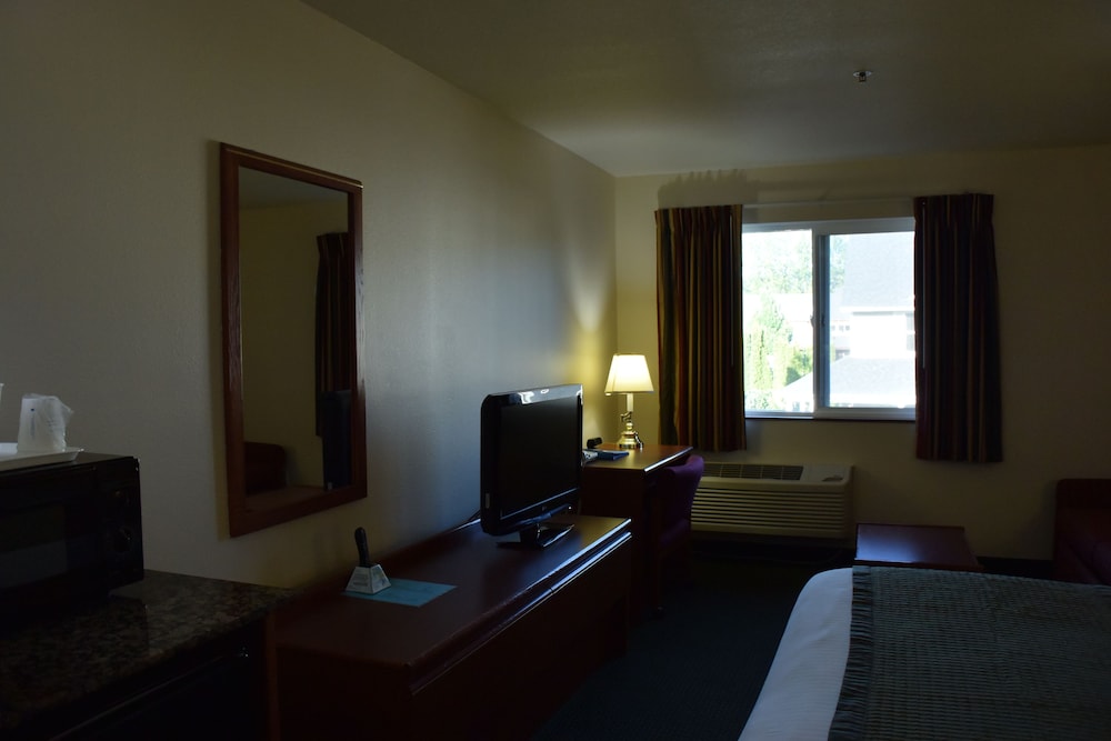 Room, 1 Queen Bed, Non Smoking (Pet-Friendly) - Photo 2