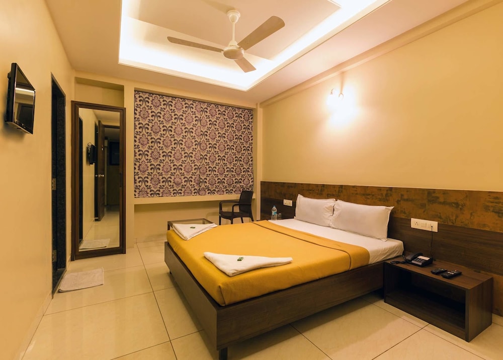 Deluxe Room, 1 King Bed photo 2