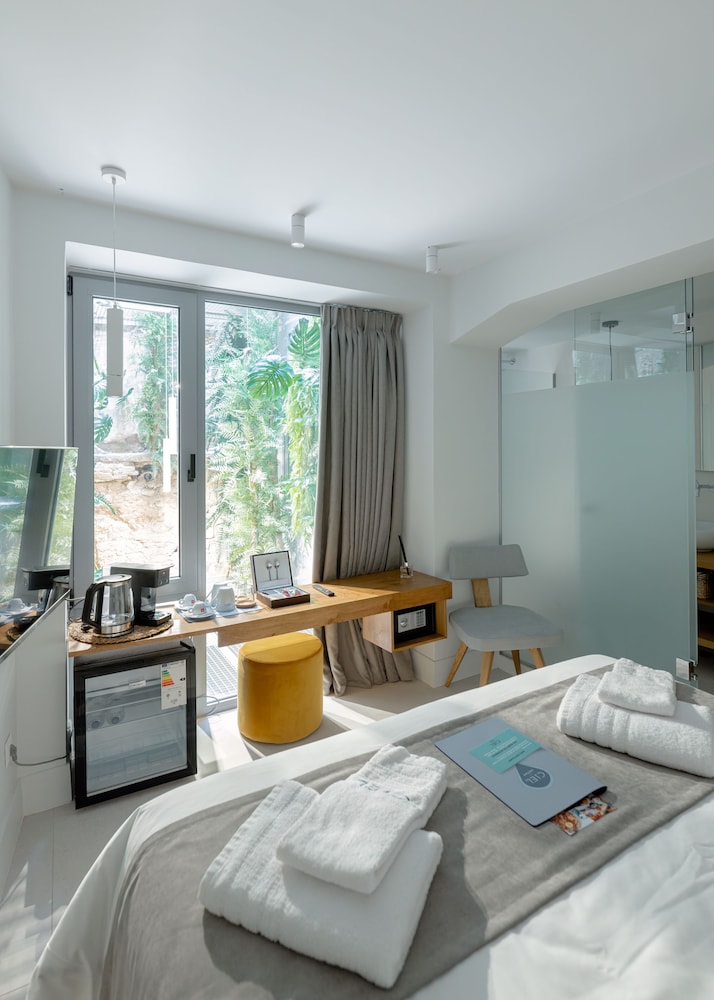 Standard Studio Suite, 1 Queen Bed, Mezzanine photo 3