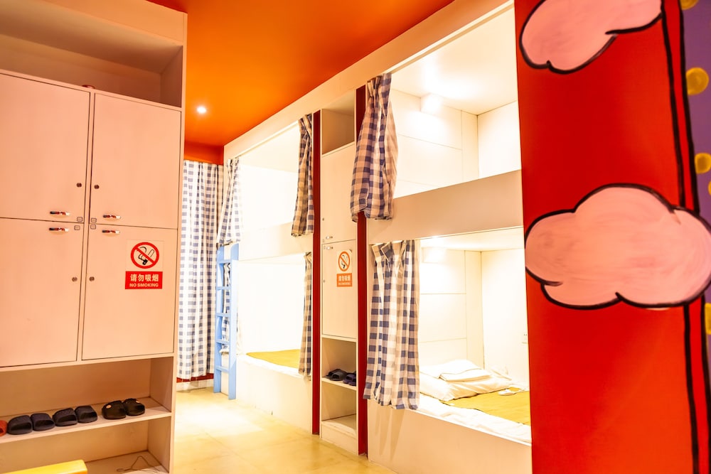 Bed in 6-bed Male Dormitory Room photo 2